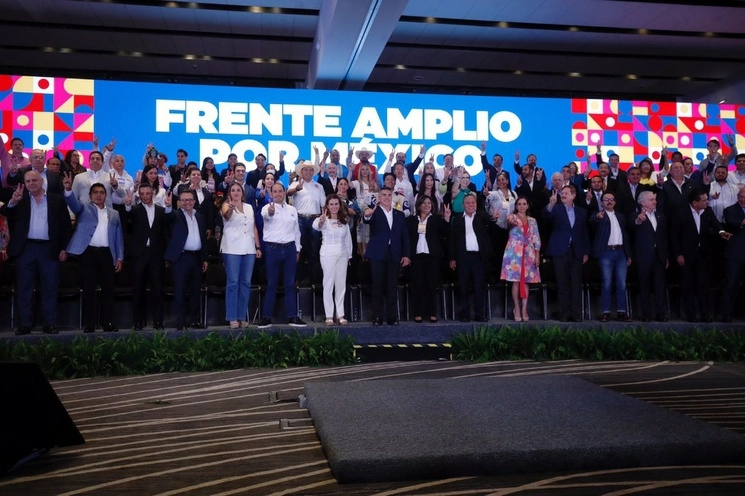 Los dirigentes nacionales del PRI; Alejandro Moreno; del PAN, Marko Cortés; y del PRD, Jesús Zambrano, encabezan la presentación de las reglas de la alianza Va por México, para la elección de candidato presidencial, realizada en un hotel de la Ciudad de México, el 26 de junio de 2023. Foto Cristina Rodríguez