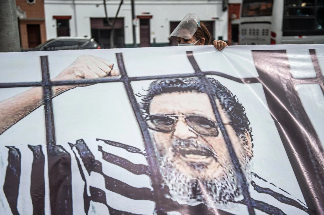 Protesta contra el ex líder terrorista. Foto Afp