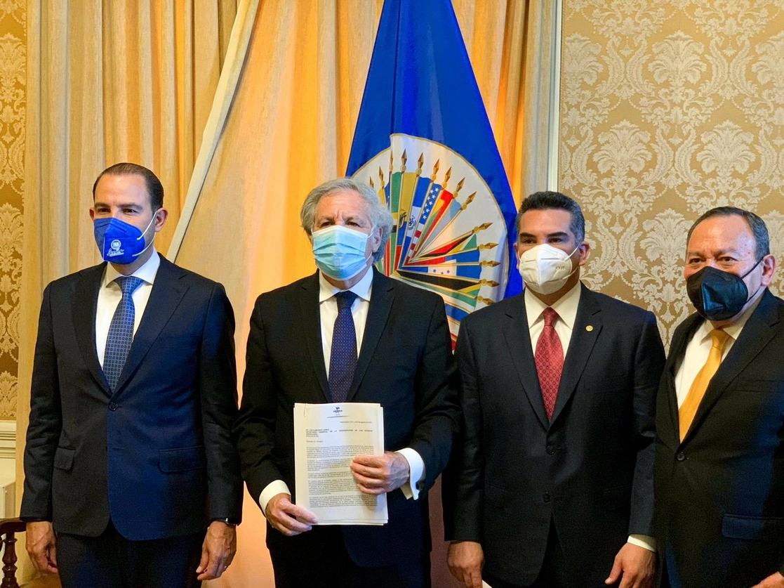 Marko Cortés, Luis Almagro (segundo de izquierda a derecha), Alejandro Moreno y Jesús Zambrano, dirigentes del PAN, PRI y PRD, respectivamente, el 23 de agosto de 2021. Imagen tomada del Twitter de @alitomorenoc
