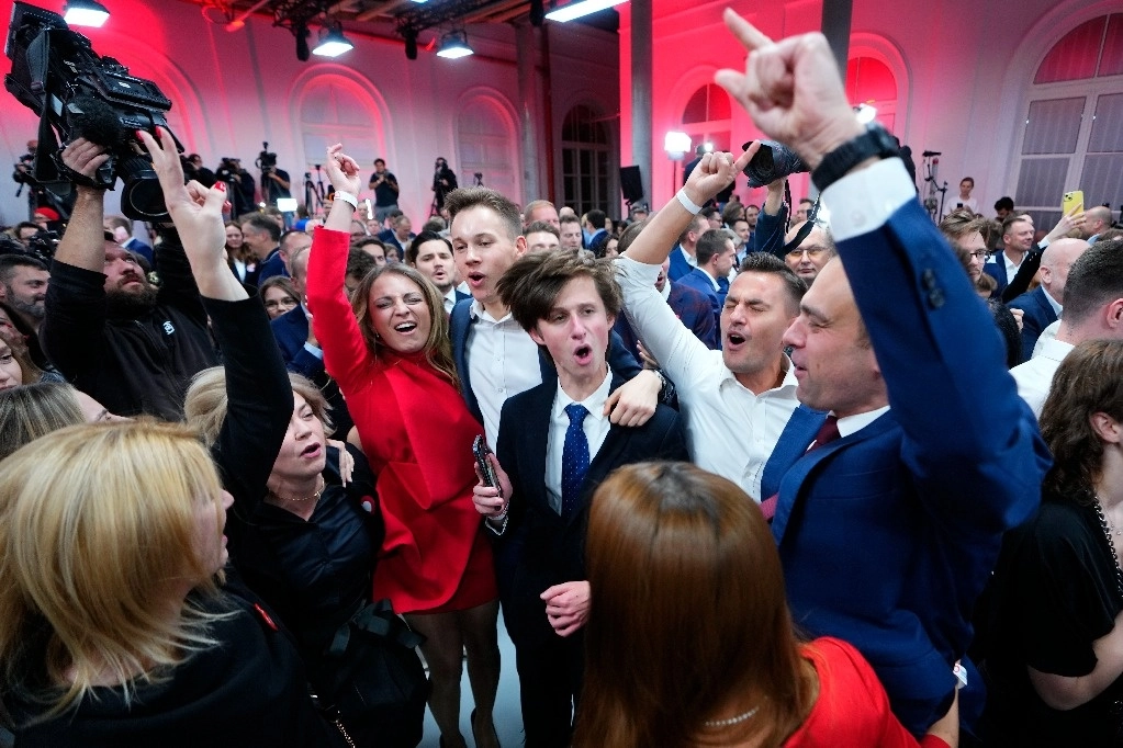 Los partidarios de Donald Tusk, un ex primer ministro polaco, celebran en la sede de su partido en Varsovia, Polonia, el domingo 15 de octubre de 2023. Foto Ap