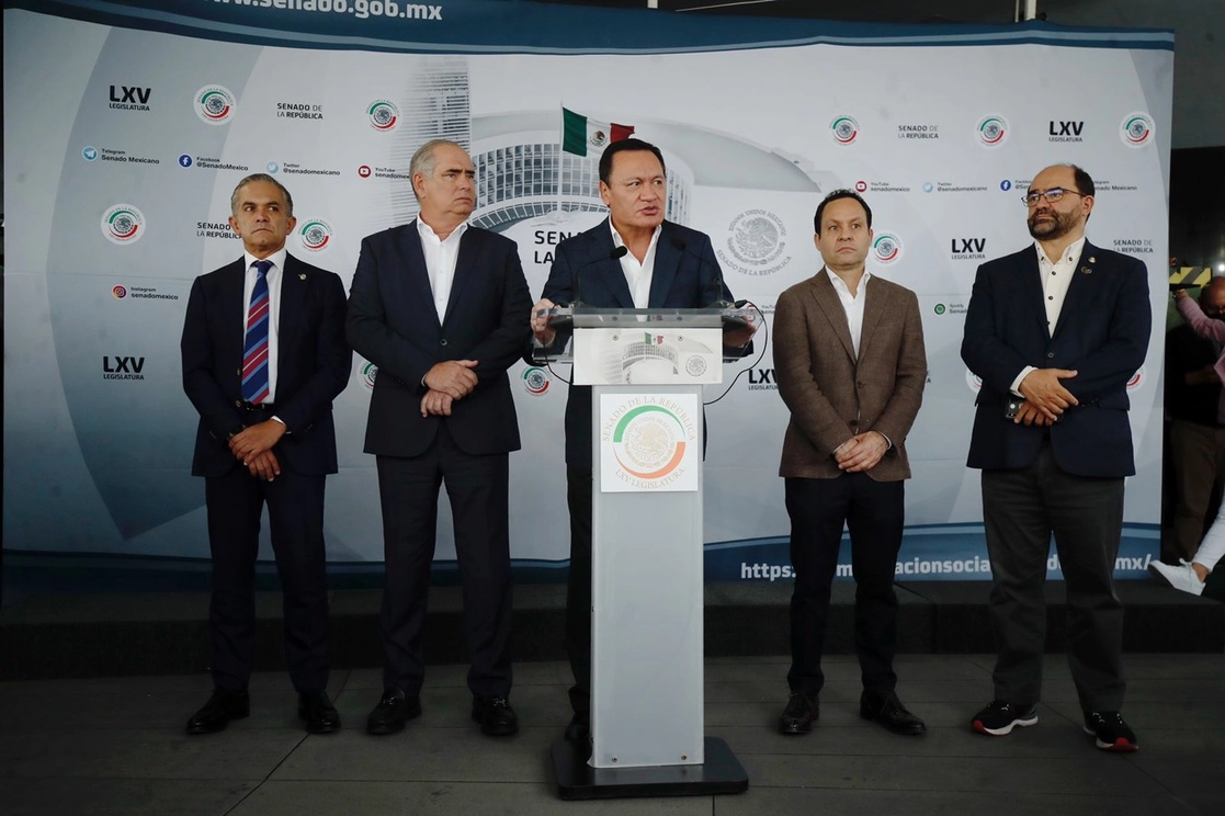 Los coordinadores del PRD en el Senado, Miguel Ángel Mancera; del PRI, Miguel Ángel Osorio Chong; del PAN, Julen Rementería; del Grupo Plural, Emilio Álvarez Icaza; y de Movimiento Ciudadano, Clemente Castañeda, durante conferencia en el patio del Federalismo, en el Senado, el 31 de agosto de 2022. Foto Cristina Rodríguez