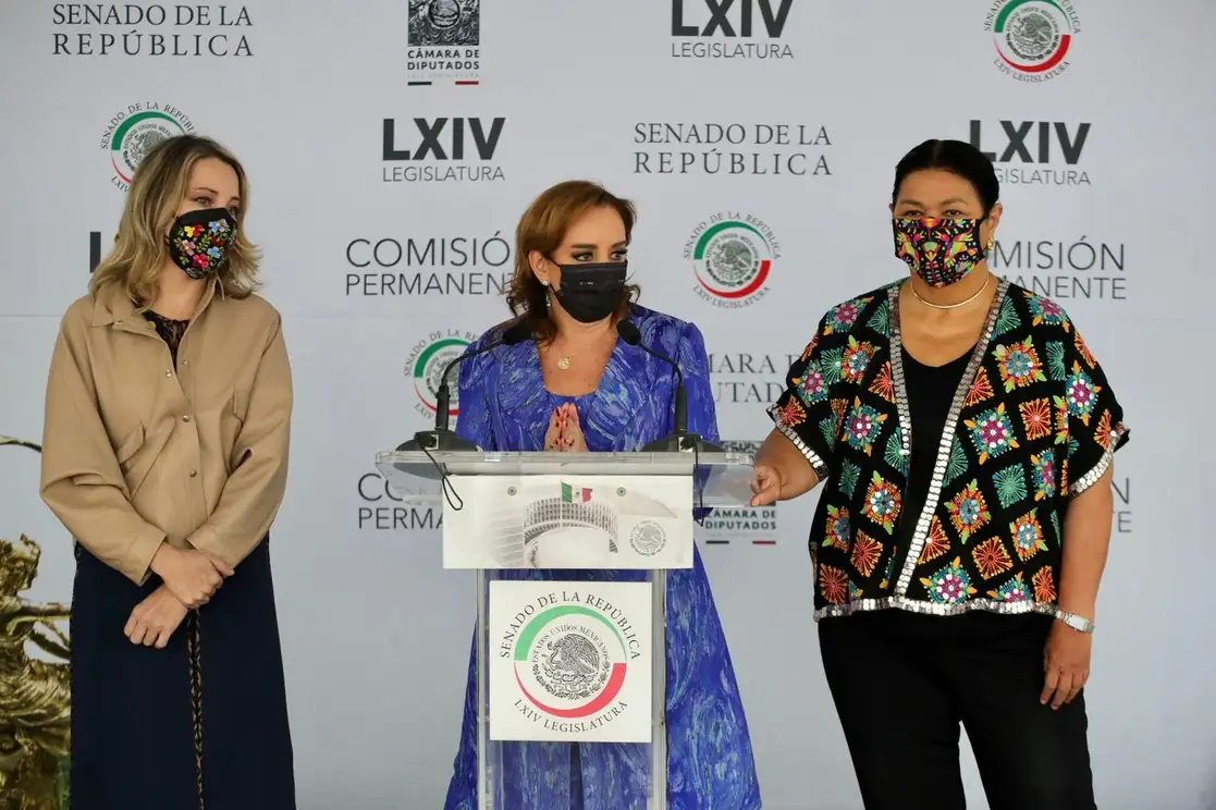 La presidente de la Mesa Directiva de la Cámara de Diputados, Dulce María Sauri (derecha), la senadora Claudia Ruiz Massieu (centro) y la diputada Claudia Pastor durante conferencia de prensa del grupo parlamentario del PRI, en la que se reiteró que no es necesario el período extraordinario, en el Senado de la República, Ciudad de México, el 19 de agosto de 2021. Foto Luis Castillo


