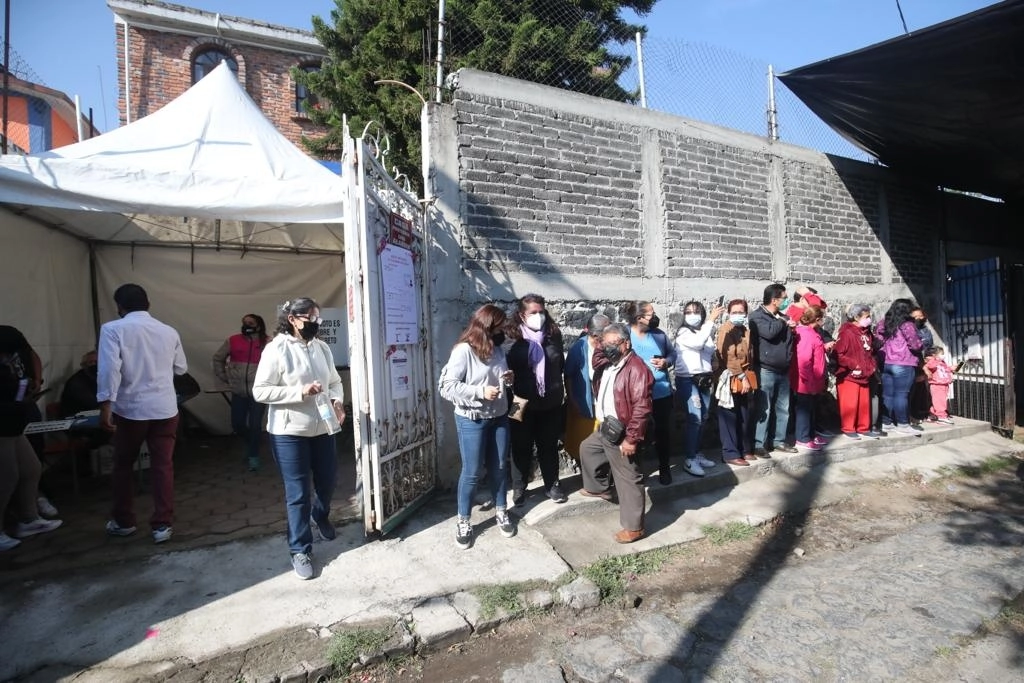 Capitalinos participan en la consulta de revocación de mandato en la alcaldía de Tlalpan, el 10 de abril de 2022. Foto Luis Castillo