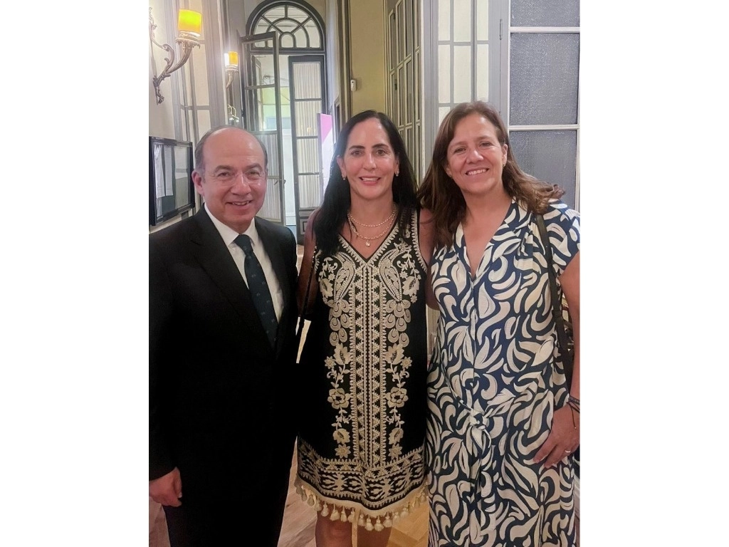 En un foro de la ultraderecha en la Casa de América, en Madrid, el ex presidente Felipe Calderón calificó de “aplastante” la victoria de Claudia Sheinbaum en los comicios del 2 de junio. Foto de la red X de Lía Limón 