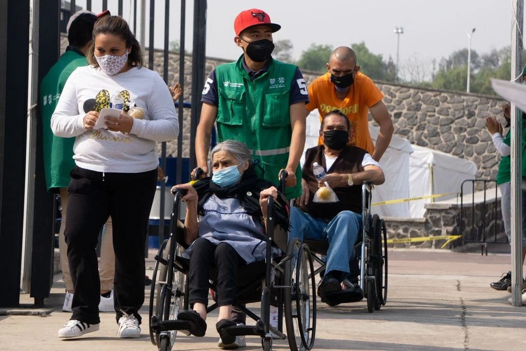 Adultos mayores salen de las instalaciones del Estadio Olímpico Universitario, tras recibir su segunda dosis de la vacuna contra el Covid-19. Foto Pablo Ramos