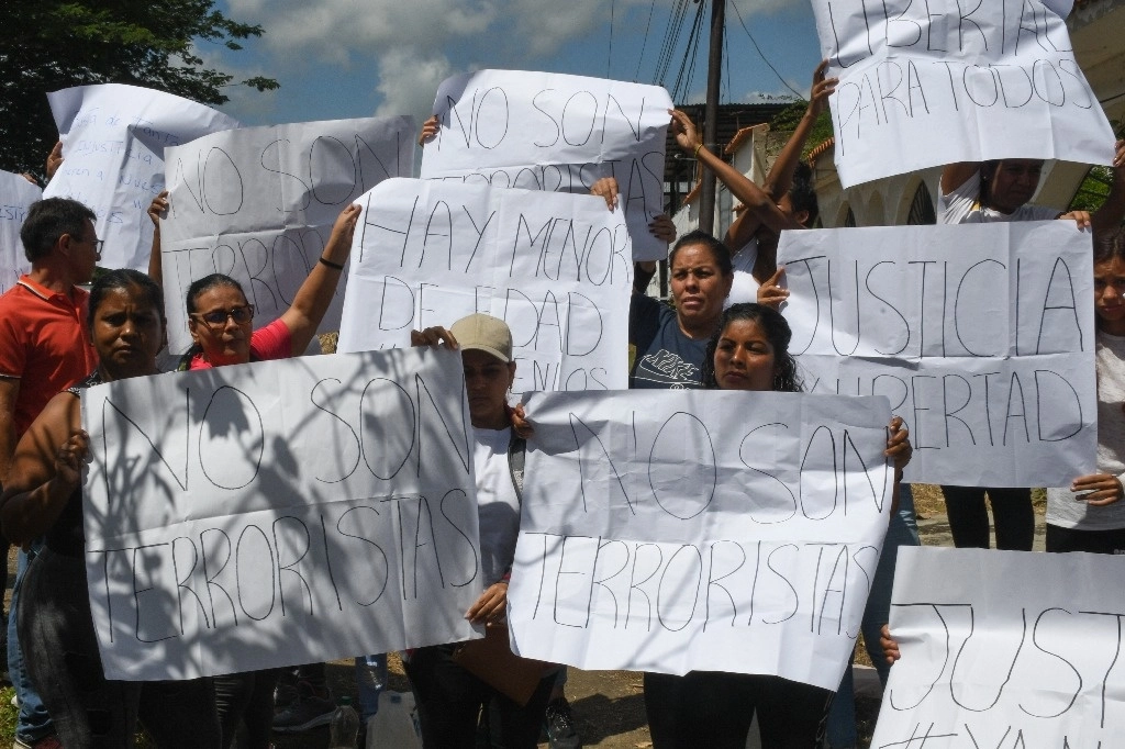 En las inmediaciones de la cárcel Tocuyito, en Venezuela,  familiares exigen la liberación de detenidos en las protestas contra Nicolás Maduro. Foto Ap 