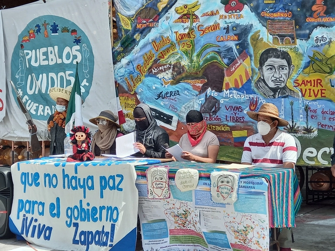 Integrantes de la organización 20 Pueblos Unidos de la Región Cholulteca y de los Volcanes durante conferencia de prensa. Foto La Jornada
