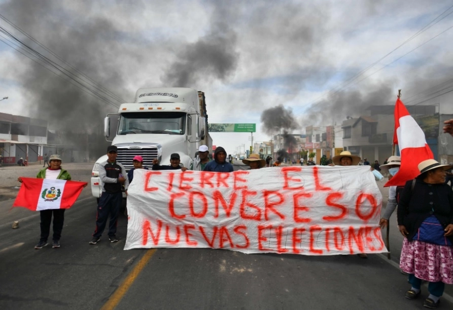 Partidarios del ex presidente peruano, Pedro Castillo, bloquean la carretera Panamericana. Foto Afp