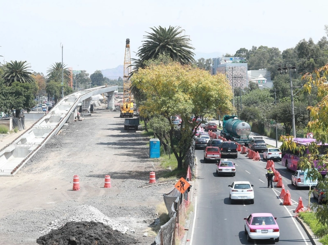Aspecto de la construcción del puente vial en Cuemanco, cuya obra, a decir de pobladores de Xochimilco, afecta los humedales del área natural protegida. Foto Luis Castillo / Archivo 

