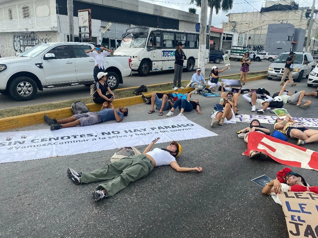 Integrantes de la agrupación "Sélvame del Tren" protestan en calles de Playa del Carmen , QR, en contra del Tren Maya. Foto Patricia Vázquez