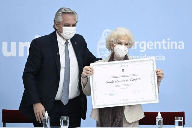 En días recientes el gobierno de Argentina hizo un reconocimiento a las Abuelas de la Plaza de Mayo. Foto Afp