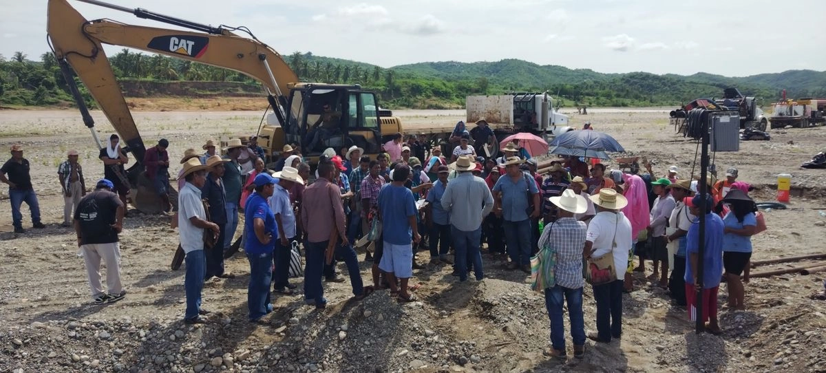 Integrantes del Cecop exigieron a la Conagua retirar la maquinaria usada para la edificación de tres pozos radiales de captación de agua a la altura del pueblo Aguacaliente, en la zona rural de Acapulco, Guerrero. Foto 