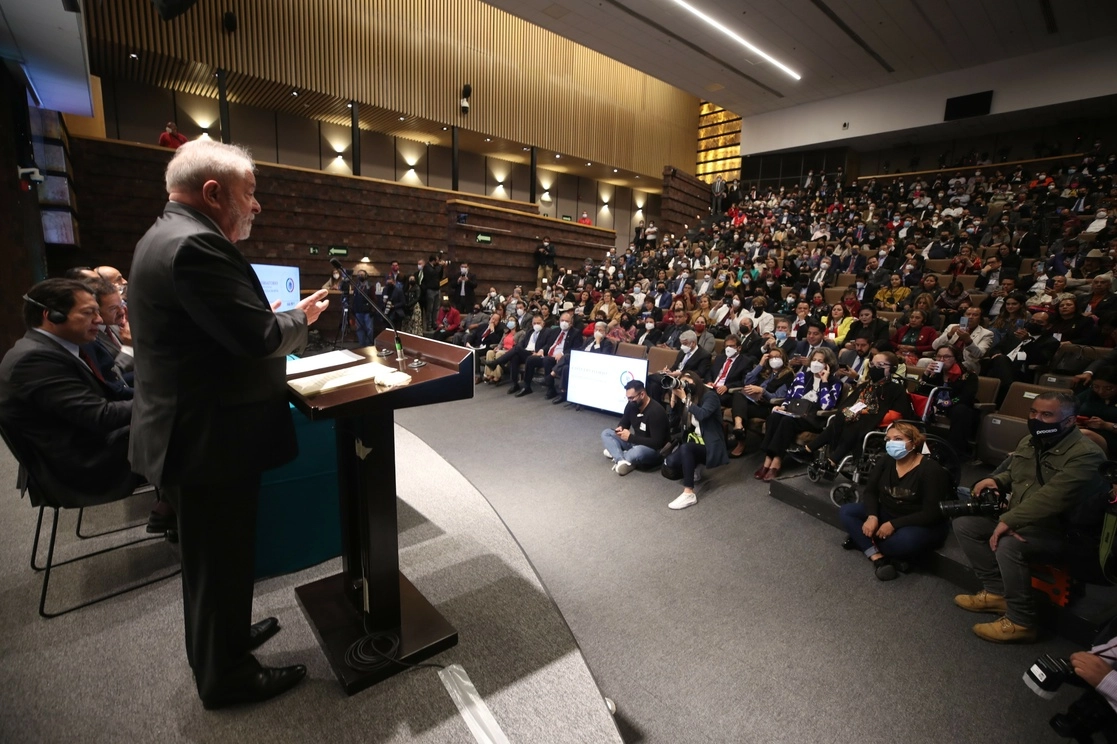 El presidente Andrés Manuel López Obrador "es un regalo que México ha recibido, un hombre de los que no nacen todos los días y menos llegan a alcanzar la Presidencia de la República", dijo ayer Luiz Inácio Lula da Silva a legisladores de Morena y de PT. Foto José Antonio López