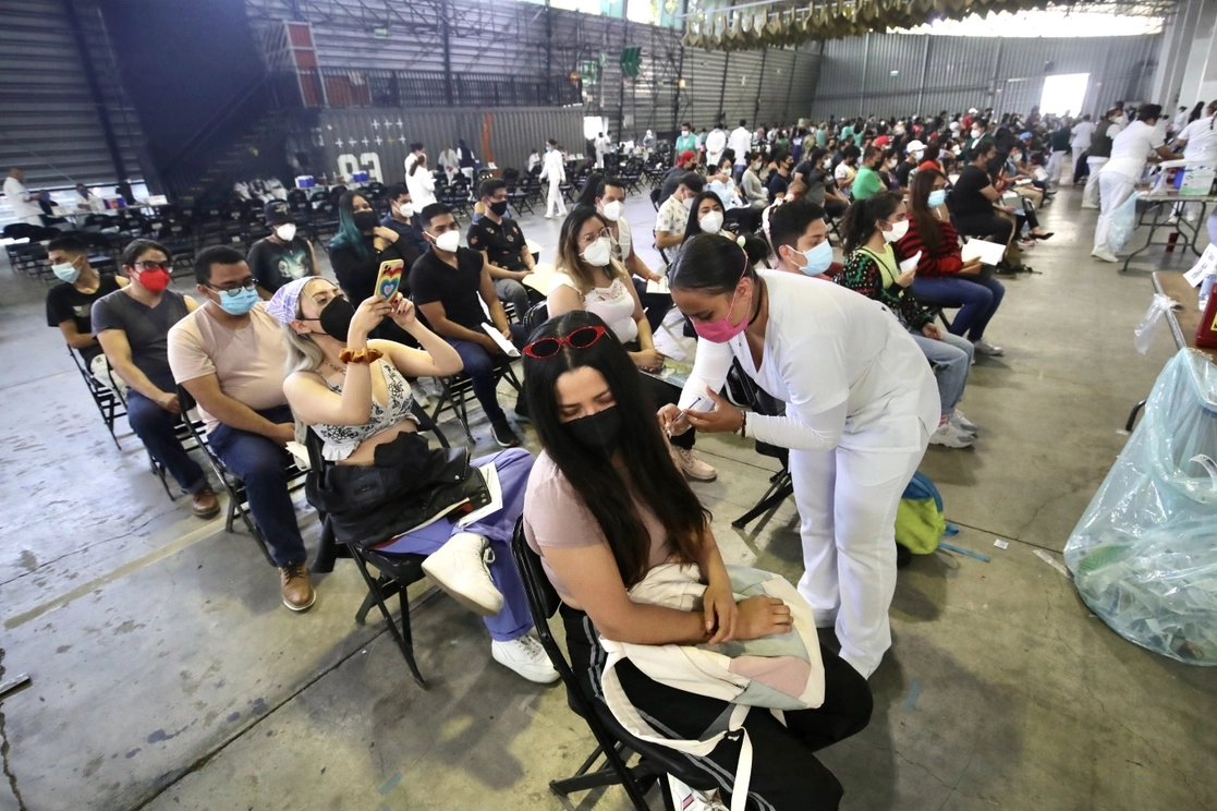 Inoculación contra el Covid-19 a jóvenes de 18 años o más, ayer en el Palacio de los Deportes, donde se usó la marca AstraZeneca. Foto Luis Castillo