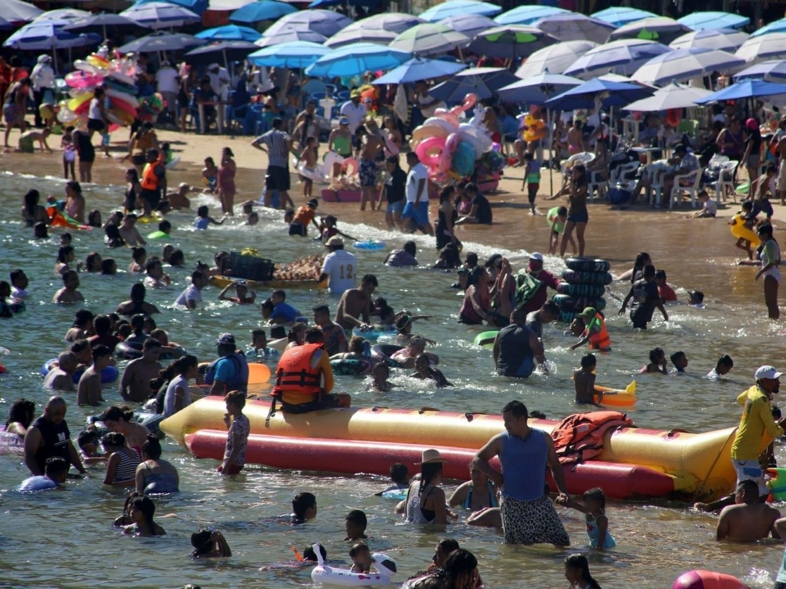 Vacacionistas en playas de Acapulco durante el Año Nuevo, en el estado de Guerrero. Foto Cuartoscuro / Archivo