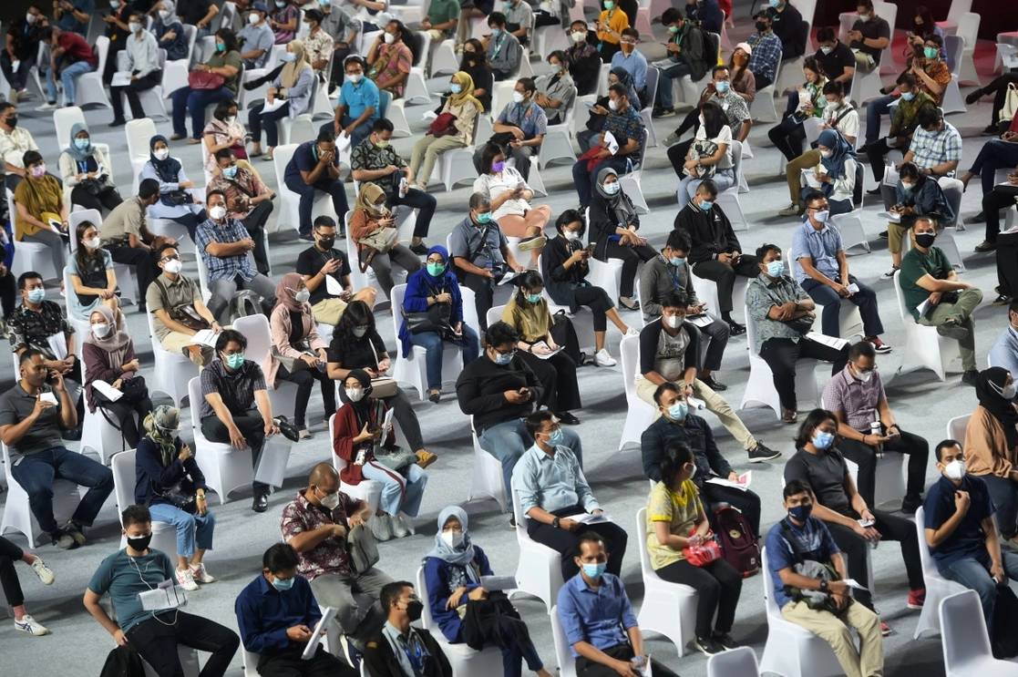 En Yakarta, Indonesia, se realizó ayer una jornada de vacunación masiva, mientras el país registró uno de los picos más altos en contagios, con 9 mil 944 casos en 24 horas. Foto Xinhua