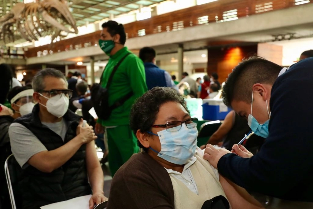 Personas de 50 a 59 años acudieron ayer al módulo instalado en la biblioteca Vasconcelos para recibir su segunda dosis de la vacuna contra el Covid-19, en la alcaldía Cuauhtémoc. Foto Roberto García Ortiz