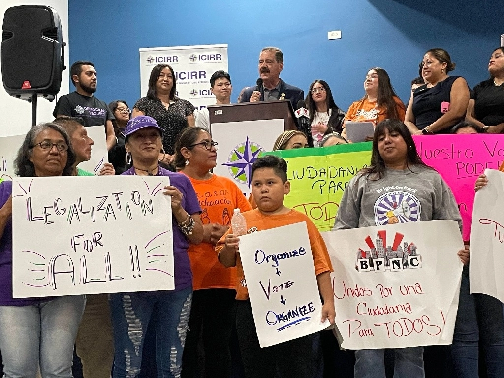 Al micrófono, Jesus ‘Chuy’ Garcia, político y activista, legislador federal demócrata, durante un evento con representantes de la comunidad latina en Estados Unidos en el que habló de dar ciudadanía a migrantes. Foto ‘La Jornada’