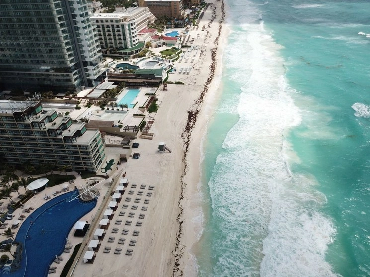 Las playas de Cancún, en Quintana Roo, que han vuelto a abrir sus puertas al turismo después de permanecer varios meses cerradas debido a la pandemia por Covid-19. Foto Cuartoscuro / Archivo