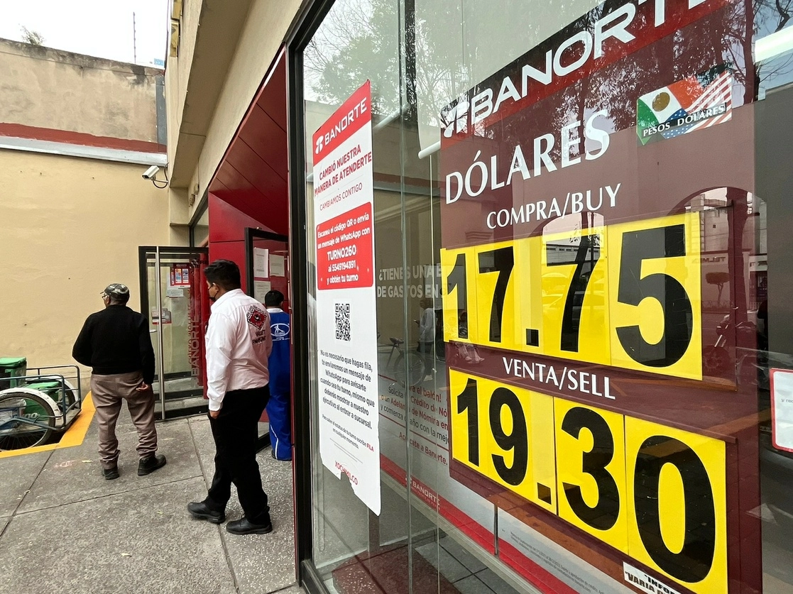 Cotización del dólar en bancos de la Ciudad de México, el 11 de enero de 2023. Foto Luis Castillo