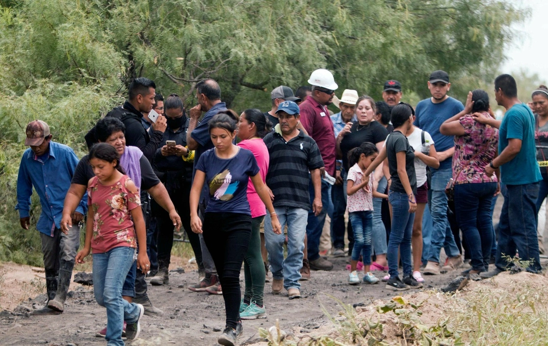 Los familiares de los mineros aguardan en campamentos improvisados cerca del lugar del desastre. Foto Afp




