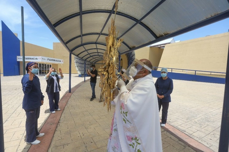 La Arquidiócesis de Antequera recorrió varios hospitales de Oaxaca, en los que oró por los trabajadores de la salud que atienen pacientes Covid. Foto Jorge A. Pérez Alfonso