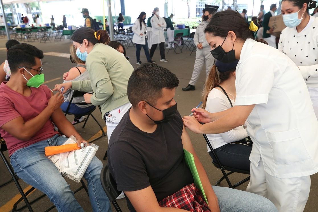 Jóvenes de 18 a 29 años, residentes en la alcaldía Gustavo A. Madero, acuden al Centro Cultural Torres Bodet de la unidad Zacatenco del IPN, para recibir su segunda dosis de la vacuna contra el Covid-19, en la Ciudad de México, el 13 de octubre de 2021. Foto José Antonio López

