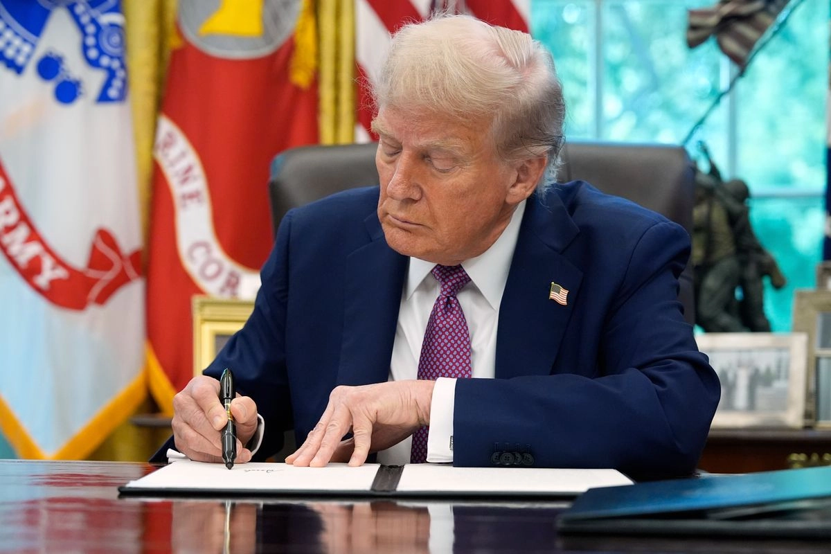 El presidente de EU, Donald Trump, firma órdnes ejecutivas en la Oficina Oval de la Casa Blanca en Washington, D.C., el 5 de septiembre de 2025. Foto 