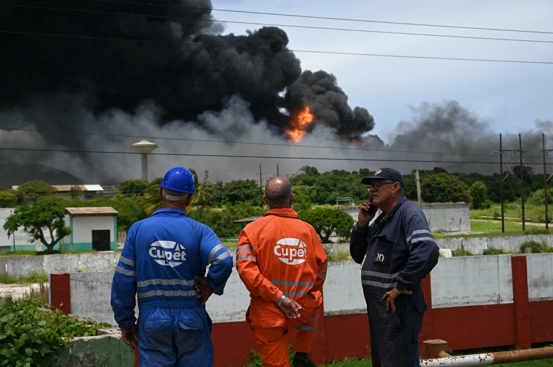 Personal evalúa el combate al incendio en Cuba. Foto Afp