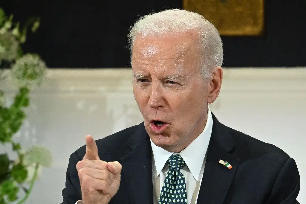 El presidente estadunidense Joe Biden ordenó a los servicios de inteligencia "asegurar y limitar aún más" la transmisión de material clasificado. Foto Afp 