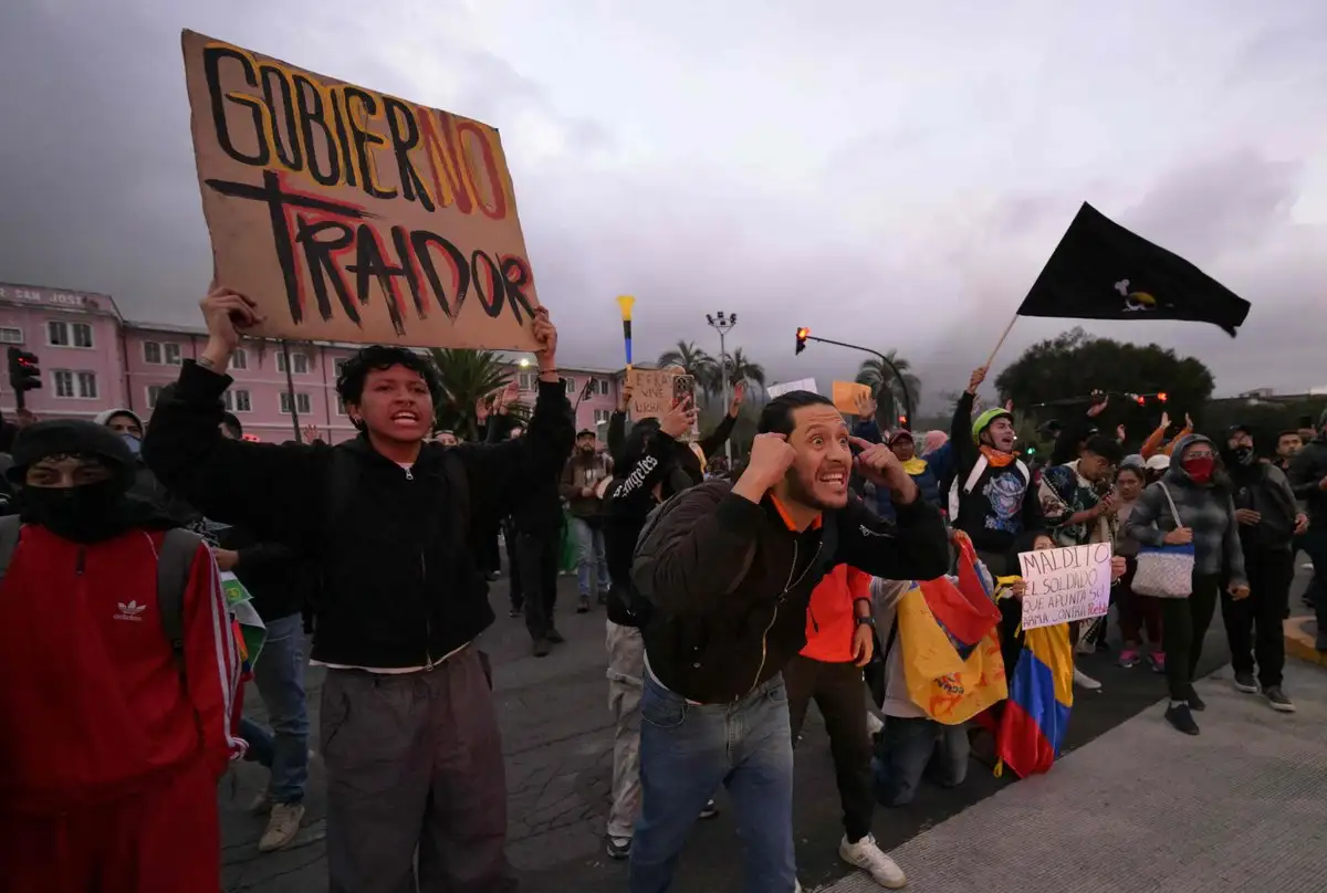 Manifestantes gritan consignas durante el paro nacional convocado por la Conaie, la mayor organización indígena de Ecuador, en Quito, el 15 de octubre de 2025. Foto 