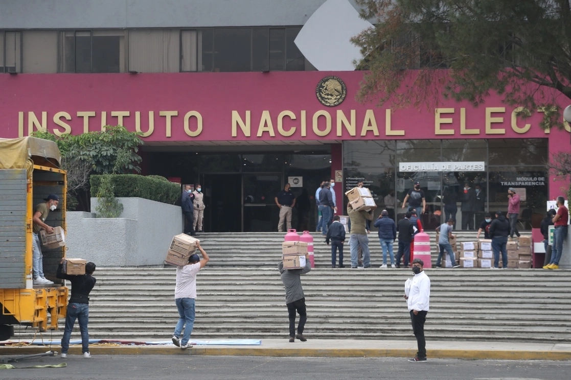 Asociación civil entrega al INE firmas para la consulta de revocación de mandato. Foto Luis Castillo / Archivo