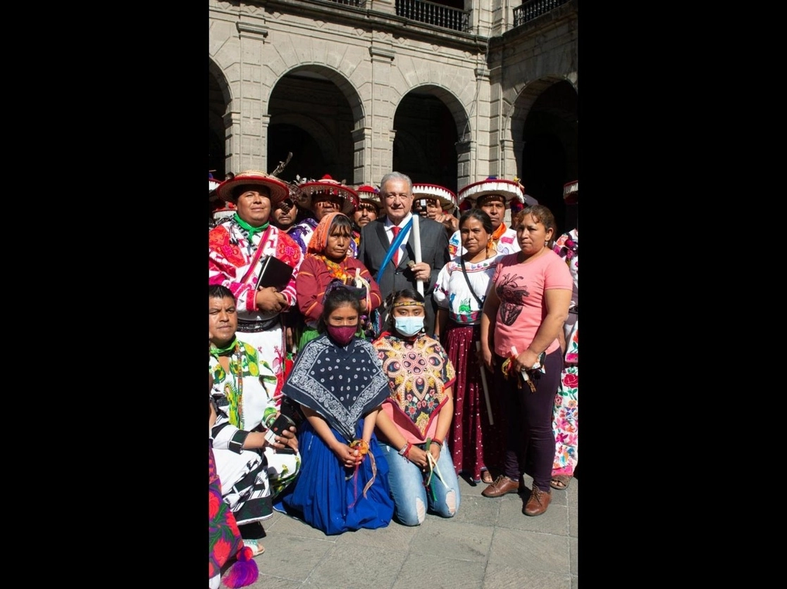 El presidente Andrés Manuel López Obrador recibió en Palacio Nacional al Consejo Regional Wixárika, el cual le solicitó apoyar la defensa del lugar sagrado de Wirikuta, San Luis Potosí. "No pedimos una cosa a la ligera. Es momento de la justicia", declararon al externar su confianza al mandatario. Foto cortesía Presidencia