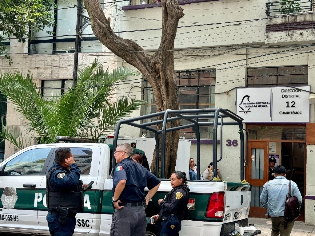 Elementos de la Secretaría de Seguridad Ciudadana capitalina vigilaban la Dirección Distrital 12 de la alcaldía Cuauhtémoc, antes de que la sala regional Ciudad de México del TEPJF anunciara en sesión pública la suspensión del recuento de votos para alcalde. Foto Roberto García Ortiz 