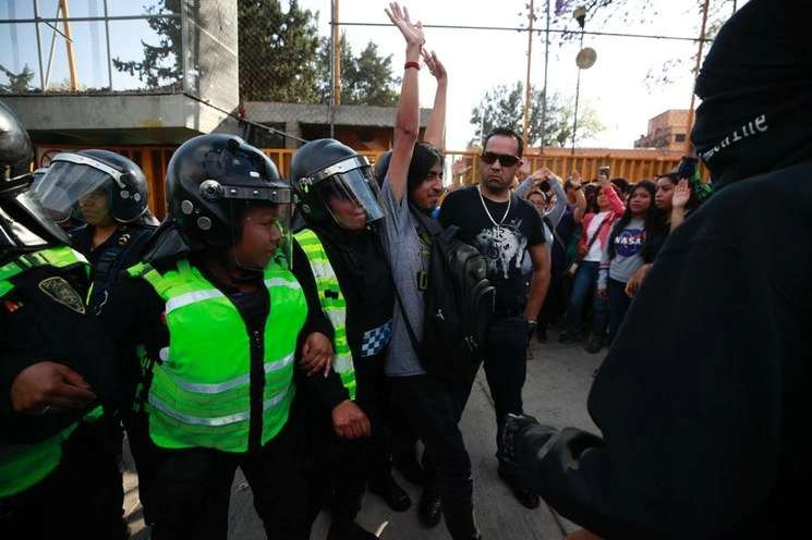 Policías resguardaron los accesos  a la Preparatoria 5. Foto Alfredo Domínguez