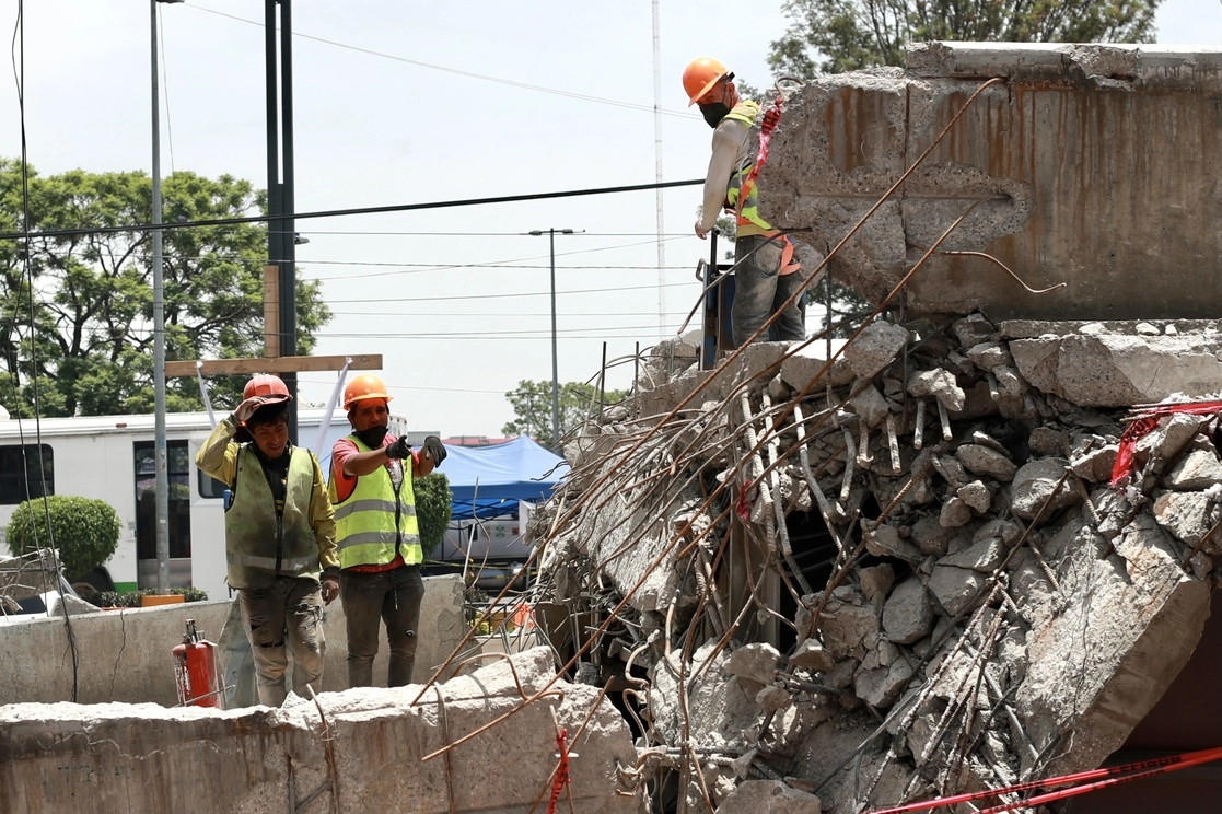 Aspectos de la remoción de escombros en la parte colapsada  de la Línea 12 del Metro en inmediaciones de la estación Olivos, el pasado 27 de mayo. Foto Luis Castillo 