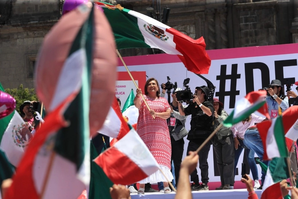 La candidata presidencial por la coalición Fuerza y Corazón por México, Xóchitl Gálvez, durante el mitin de la "marea rosa", en la plancha del Zócalo capitalino, el 19 de mayo de 2024. Foto Luis Castillo