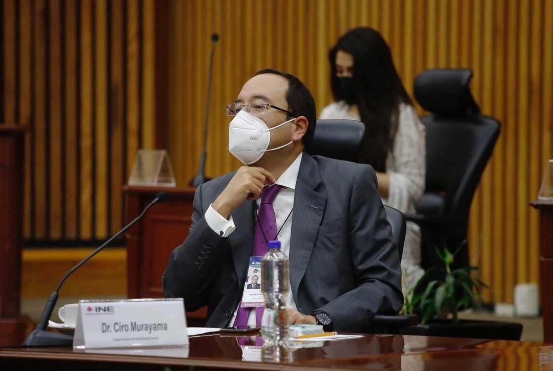El consejero Ciro Murayama expuso que en las publicaciones en redes sociales Enrique Alfaro hace referencia a logros de gobierno. Foto Cristina Rodríguez / Archivo