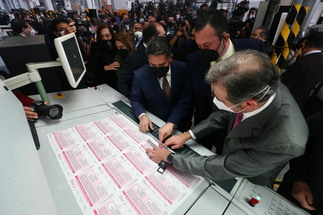 El presidente consejero del INE, Lorenzo Córdova, encabezó el inicio de la impresión de papeletas para la consulta de revocación de mandato en los Talleres Gráficos de México, en la capital del país, el 16 de febrero de 2022. Foto Luis Castillo