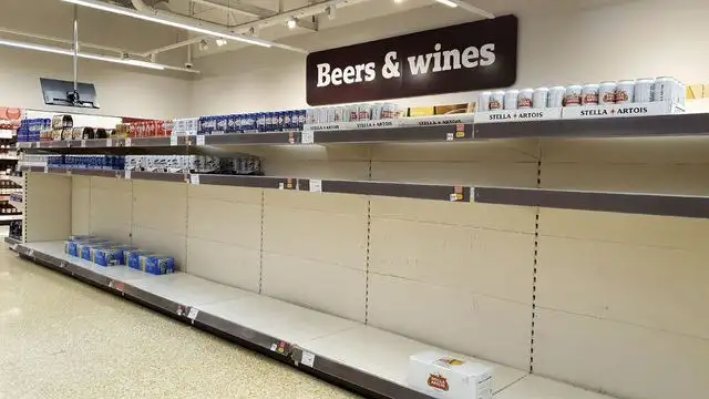 El pasillo de bebidas alcohólicas casi vacío de un supermercado en el sur de Inglaterra. Foto Ap