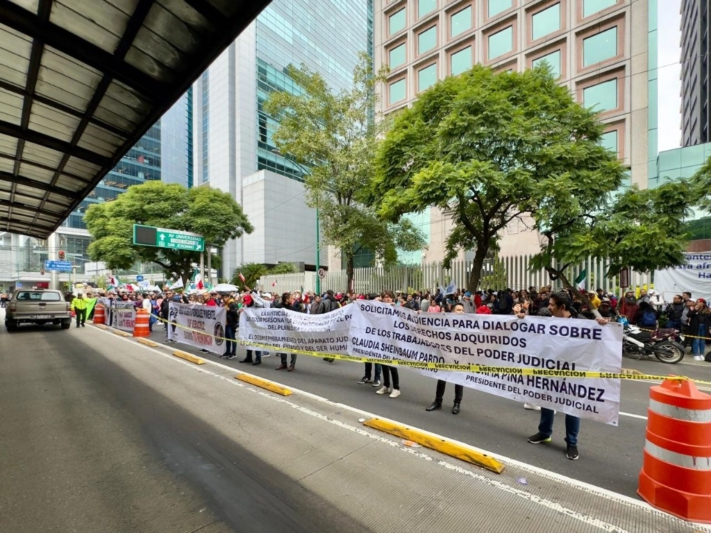 Trabajadores del PJF se manifiestan al exterior del Consejo de la Judicatura Federal, en la CDMX. Foto Roberto García Ortiz 