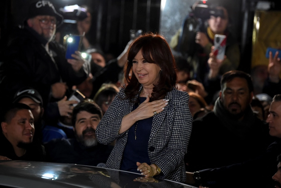 La vicepresidenta Cristina Fernández de Kichner se reunió ayer con representantes de organismos de derechos humanos encabezados por Madres y Abuelas de Plaza de Mayo. Foto Afp 