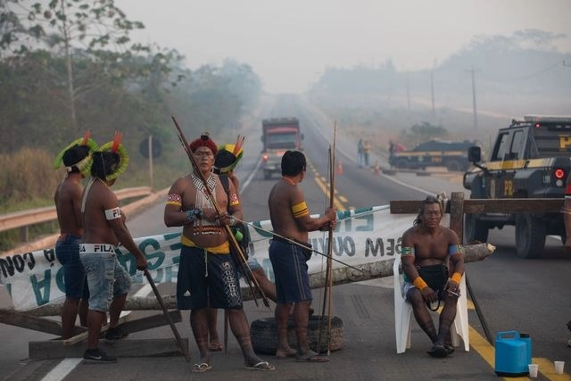 Decenas de indígenas kayapó mekragnoti había bloqueado una importante carretera en el Amazonas, para exigir combatir la deforestación y el avance del coronavirus. Foto Afp 
