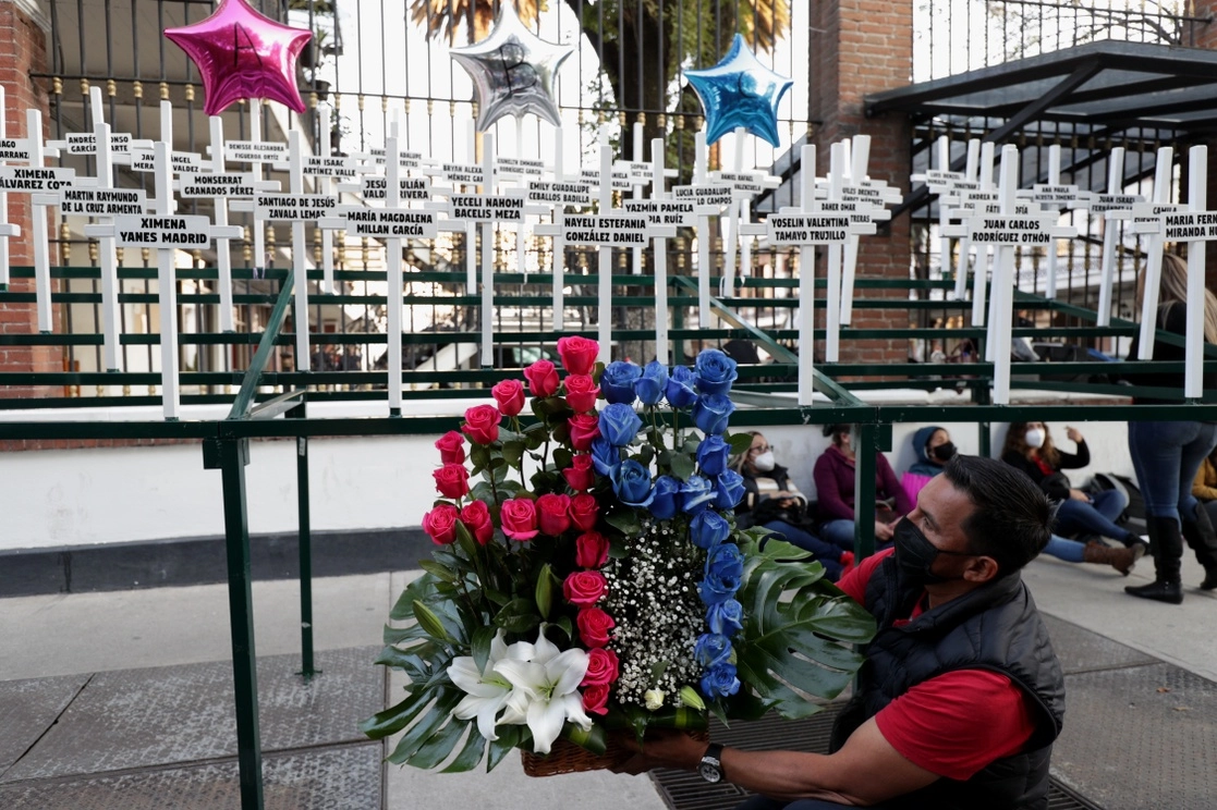 Padres de las víctimas promovieron que se vincule a proceso a tres supervisoras –que no habían sido absueltas– por homicidio y lesiones culposas. Foto Roberto García Ortiz / Archivo