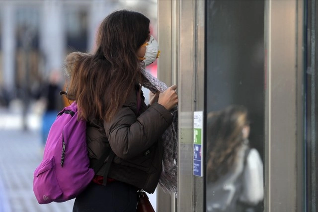 Una mujer con cubrebocas, para protegerse del coronavirus, hoy en Madrid. Foto Ap