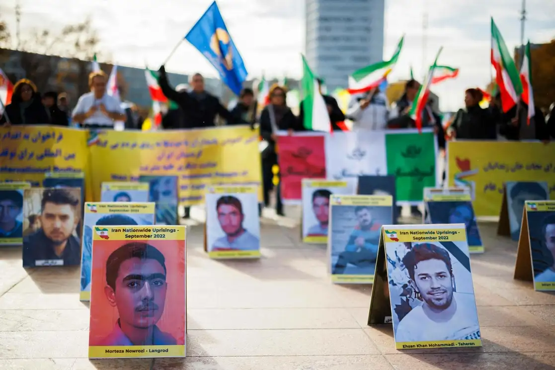 Manifestantes protestan contra la represión en Irán en Ginebra, Suiza, el 24 de noviembre de 2022. Foto Afp 