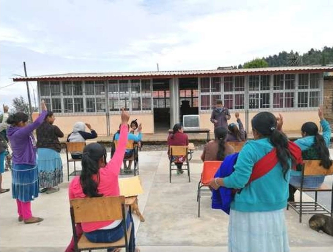 En la primaria bilingüe Adolfo López Mateos, ubicada en el poblado indígena de Mexcaltepec, municipio de Chilapa, Guerrero. Foto Sergio Ocampo / Archivo