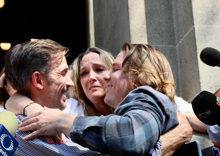 Alonso, Gonzalo y Ana Paula Castillo Cuevas, hijos y nietos de Alejandra Cuevas y Laura Morán, celebran la resolución de los ministros de la Suprema Corte de Justicia de la Nación de anular la orden de aprehensión librada contra Morán, en la Ciudad de México, el 28 de marzo de 2022. Foto Roberto García Ortiz