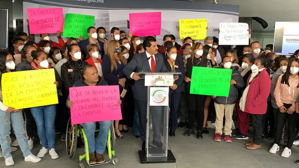 José Ramón Enríquez durante una conferencia de prensa con algunos de sus seguidores. Foto cortesía de la oficina del senador 