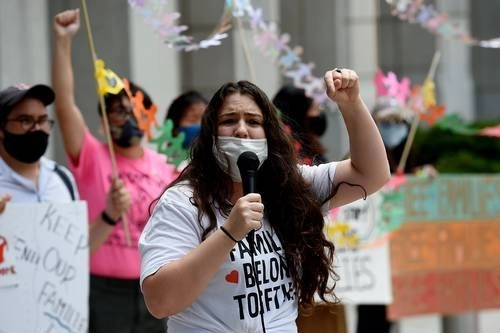Protesta frente a la sede de la Oficina de Inmigración y Control de Aduanas en Washington para exigir la liberación de familias que han permanecido en centros de detención durante la pandemia de Covid-19. Foto Afp